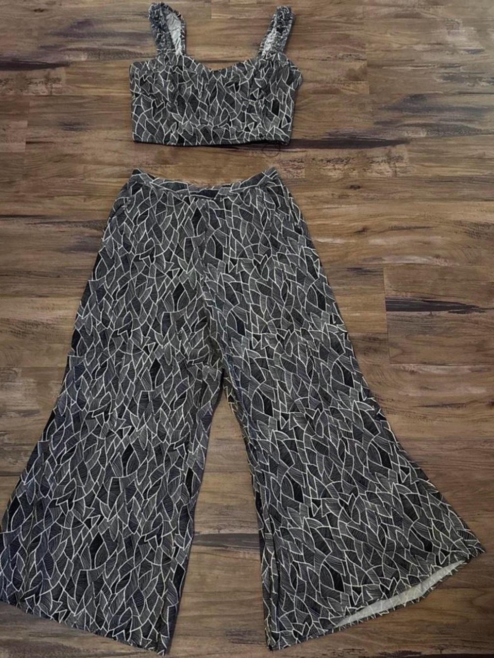 Splendid Black & White Leaf-Print Crop Top with Wide-Leg Pants